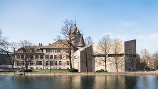 Der Neubau aus Sichtbeton und der Altbau, das Schloss, des Landesmuseum von der Limmat aus gesehen.