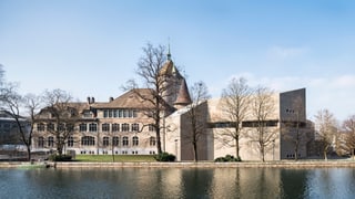 Der Neubau aus Sichtbeton und der Altbau, das Schloss, des Landesmuseum von der Limmat aus gesehen. Der Neubau aus Sichtbeton und der Altbau, das Schloss, des Landesmuseum von der Limmat aus gesehen.