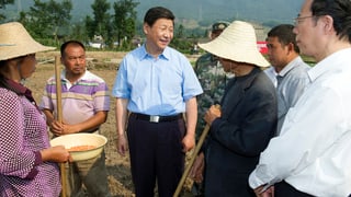 Chinas Staatspräsident Xi JInping bumringt von Bauern Chinas Staatspräsident Xi JInping bumringt von Bauern