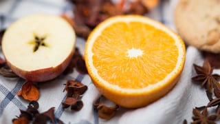 Mit Orangen und Äpfeln gelingt der perfekte Glühwein Mit Orangen und Äpfeln gelingt der perfekte Glühwein