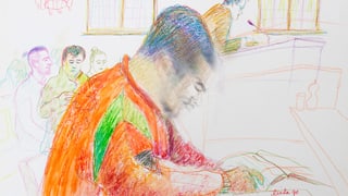 Ein junger Mann mit orangem Pullover vor Gericht