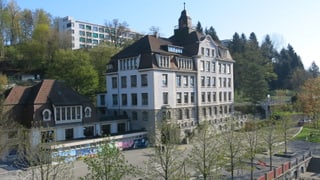 Aussenansicht des St.-Karli-Schulhauses in der Stadt Luzern.