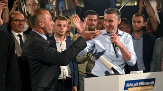 Ramush Haradinaj (links) mit Kadri Veseli an einer Wahlfeier in Pristina, 11.6.2017.
