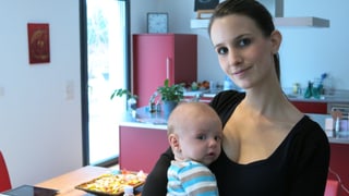 Sandra Moser und der vier Monate alte Neo im Portrait.