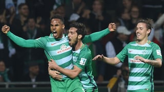 Drei Spieler von Werder Bremen jubeln.