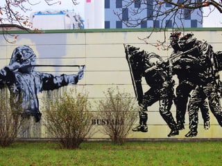 Ein Graffiti, das kämpfende Menschen zeigt.