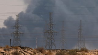 Brennende Erdölraffinerie in Saudi-Arabien. Brennende Erdölraffinerie in Saudi-Arabien.