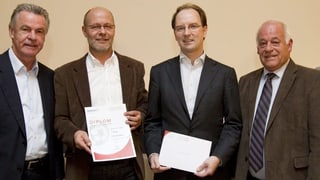 Vier Fussball-Funktionäre bei der Übergabe der Schweizer Fairplay Trophy 2011.