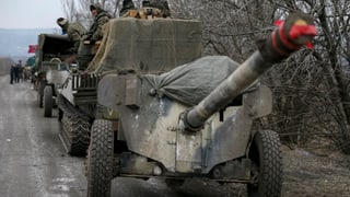 Eine Kolonne mit Panzern und Geschützen der ukrainischen Armee.