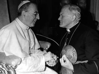 Papst Johannes Paul I. und sein Nachfolger Karol Wojtyla schütteln sich die Hände.