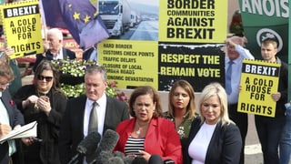 Sinn-Fein-Präsidentin Mary Lou McDonald mit weiteren Brexit-Gegnern Sinn-Fein-Präsidentin Mary Lou McDonald mit weiteren Brexit-Gegnern