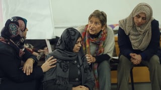 Ursula Hauser mit Frauen in einer Psychodramasitzung.