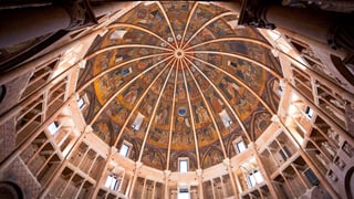 Eine runde Kuppel von unten mit vielen christlichen Deckenmalereien.