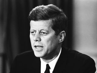Kennedy auf einer Schwarz-Weiss-Aufnahme von 1962.