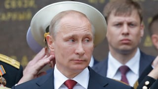 Wladimir Putin nimmt eine Militärparade auf der Krim ab.