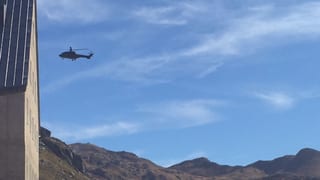 Helikopter über Gebirge