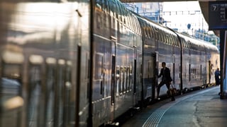Ein Zug im Bahnhof Bern wartet auf die Abfahrt.