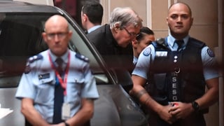 Kardinal Pell trifft vor dem Gerichtsgebäude ein Kardinal Pell trifft vor dem Gerichtsgebäude ein