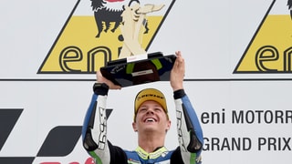 Dominique Aegerter mit Trophäe. 