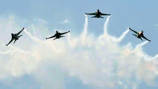 Kampfjets im Formationsflug