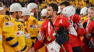 Roman Josi und Co. gratulieren den Schweden. Roman Josi und Co. gratulieren den Schweden.