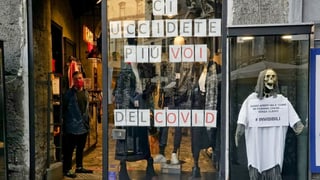 In einem Ladenschaufenster steht ein Skelett, daneben ein Schild mit der Aufschrift: Schämt euch, ihr tötet mehr von us als Covid. In einem Ladenschaufenster steht ein Skelett, daneben ein Schild mit der Aufschrift: Schämt euch, ihr tötet mehr von us als Covid.