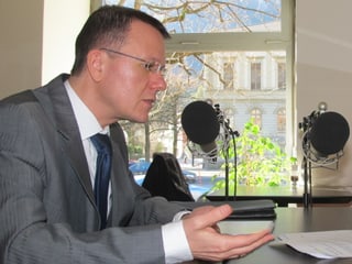 Regierungsrat Rolf Widmer im Gespräch mit Redaktorin Maria Lorenzetti.