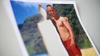 Ein Foto aus glücklicheren Zeiten eines Paares, sie ist ausgeschnitten.