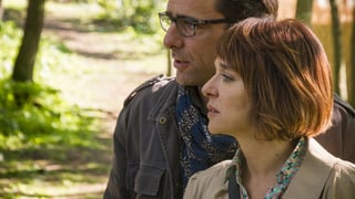 Eine Frau steht vor einem Mann. Sie schauen auf die linke Seite. Eine Frau steht vor einem Mann. Sie schauen auf die linke Seite.
