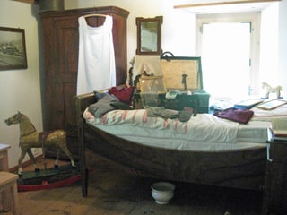 Zimmer mit alten Möbeln und Gegenständen.