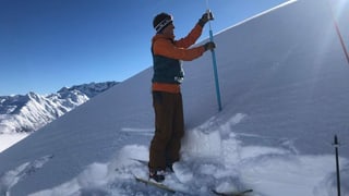 Der Bergführer sticht in den Schnee. Der Bergführer sticht in den Schnee.