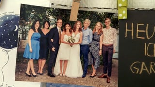 ein Hochzeitsfoto mit zwei Bräuten und deren Familien