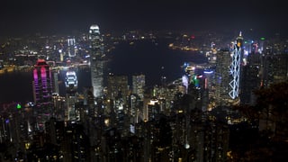 Die Skyline von Hongkong in der Nacht.