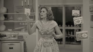 Wanda lässt mehrere Gegenstände schweben in der Küche. Wanda lässt mehrere Gegenstände schweben in der Küche.