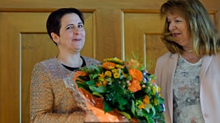 Yvonne Bürgin (links) erhält nach der Wahl den Blumenstrauss von ihrer Vorgängerin Karin Egli-Zimmermann. Yvonne Bürgin (links) erhält nach der Wahl den Blumenstrauss von ihrer Vorgängerin Karin Egli-Zimmermann.