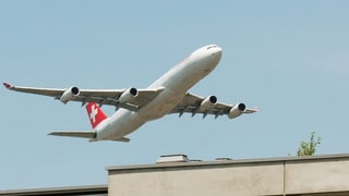 Flugzeug über Haus