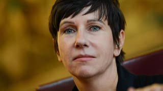 Nahaufnahme einer Frau, die in die Kamera schaut.