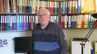 Jakob steht vor zwei Reihen Bundesordnern. Jakob steht vor zwei Reihen Bundesordnern.