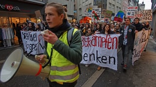 Jugendliche Demonstranten mit Transparenten in St. Gallen.