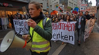 Jugendliche Demonstranten mit Transparenten in St. Gallen. Jugendliche Demonstranten mit Transparenten in St. Gallen.