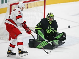Nino Niederreiter kommt vor dem Goal von Jake Oettinger zum Abschluss. Nino Niederreiter kommt vor dem Goal von Jake Oettinger zum Abschluss.