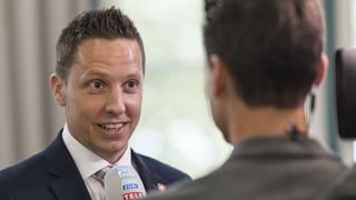 Mann vor Mikrofon Mann vor Mikrofon