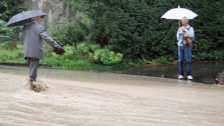 Heftige Regenfälle und eine überschwemmte Strasse im Zürcher Oberland