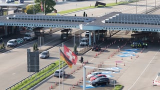 Schweizer Srassen-Grenze zu Deutschland in Basel mit vereinzelten Autos