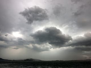 Dunkle Wolken über dem See.