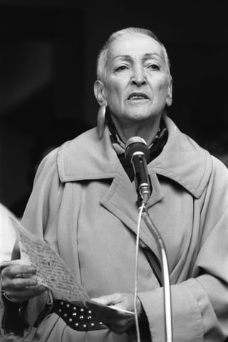 Meret Oppenheim in Trenchcoat vor Mikrofon Meret Oppenheim in Trenchcoat vor Mikrofon