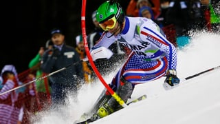Alexander Choroschilow umkurvt eine Slalomstange.