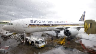 Ein Flügel der Boeing 777-200 touchierte die Passagierbrücke und wurde beschädigt. Ein Flügel der Boeing 777-200 touchierte die Passagierbrücke und wurde beschädigt.