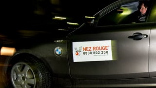Ein Autofahrer hinter dem Steuer, der nachts unterwegs ist. 