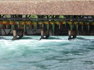 Bei der Scherzligschleuse in Thun kommt das Wasser hoch.